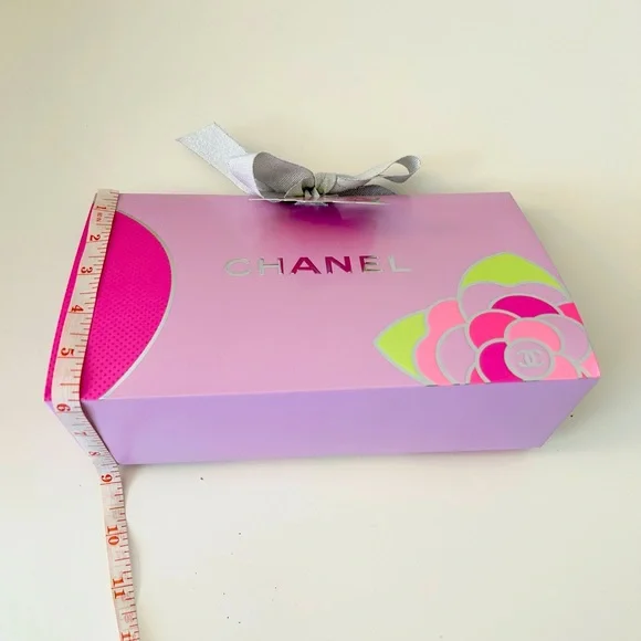 CHANEL Gift Bag Limited Edition w/ ribbon,tissue paper, camilla charm - Picture 8 of 10